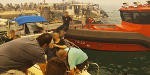 Με πλωτά μέσα απομακρύνονται από τον Άγιο Βασίλειο Βοιωτίας,