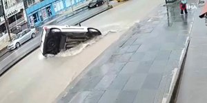 Αυτοκίνητο έπεσε μέσα σε τρύπα που δημιουργήθηκε από τις καταρρακτώδεις βροχές στην Άγκυρα