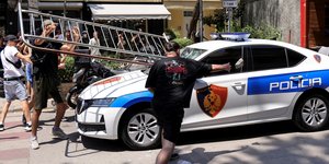 Σφοδρές συγκρούσεις διαδηλωτών και αστυνομίας στην Αλβανία
