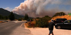 Καπνός και φλόγες υψώνονται καθώς δασική πυρκαγιά επεκτείνεται κοντά στο Σαν Μαρτίν ντε Βαλδεϊγκλέσιας, στην επαρχία Άβιλα της Ισπανίας, την Παρασκευή 24 Ιουλίου 2026