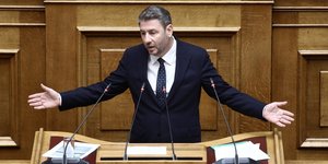 Ο πρόεδρος του ΠΑΣΟΚ Νίκος Ανδρουλάκης στο βήμα της Ολομέλειας