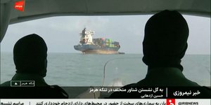 Αυτό το καρέ από βίντεο που μεταδόθηκε από την ιρανική κρατική τηλεόραση δείχνει ένα σκάφος που προσάραξε στα Στενά του Ορμούζ