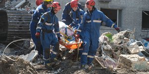 Διασώστες μεταφέρουν τη σορό ενός θύματος ρωσικής πυραυλικής επίθεσης στο Κίεβο της Ουκρανίας, Πέμπτη 2 Ιουλίου 2026. (AP Photo/Danylo Antoniuk)