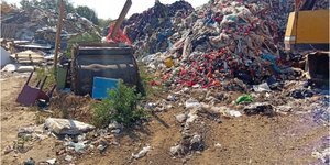 Θεσσαλονίκη: Περιβαλλοντική ρύπανση από βουνά αποβλήτων σε εταιρεία ανακύκλωσης που λειτουργούσε χωρίς άδειες