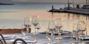 ποτήρια τραπέζι βεράντα θάλασσα ηλιοβασίλεμα Ark Γλυφάδα