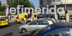 Ασθενοφόρο στο κέντρο της Αθήνας