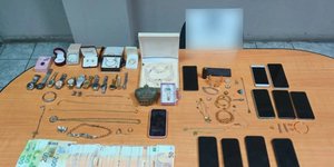Σπείρα «χτυπούσε» κοσμηματοπωλεία με κλεμμένα οχήματα: Με έδρα στον Άνω Κορυδαλλό και λεία 370.000 ευρώ 