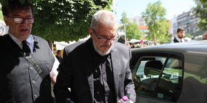 Ο Παναγιώτης Νέστορας στην κηδεία της συζύγου του, Βάγιας 