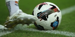 Ποδοσφαιριστής κλωτσά τη μπάλα της Super League