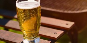Χίλιοι άγνωστοι μεταξύ τους άνθρωποι έχουν ενώσει τις δυνάμεις τους με έναν και μοναδικό στόχο: να πιούν συλλογικά ένα εκατομμύριο μπίρες μέχρι το 2034 / UNSPLASH