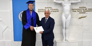 Ο Βεζένκοφ κατά την αποφοίτηση του στις μεταπτυχιακές σπουδές