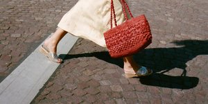 Ξεχάστε τα Birkenstock: Αυτά είναι τα νέα ορθοπεδικά σανδάλια που προτιμούν οι fashionistas