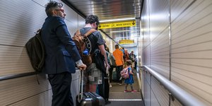 Παρότι οι αεροπορικές εταιρείες παρουσιάζουν τα πολύπλοκα συστήματα επιβίβασης ως πιο οργανωμένα, η επιστήμη δείχνει ότι υπάρχει ένας πολύ ταχύτερος τρόπος / UNSPLASH