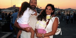 Η Χριστίνα Μπόμπα και ο Σάκης Τανιμανίδης με τις κόρες τους στην Πάρο