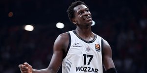 Ο Άιζακ Μπόνγκα με την φανέλα της Παρτιζάν