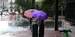 Δύο γυναίκες με ομπρέλες μια βροχή μέρα