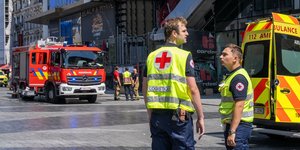 Ασθενοφόρα έξω από το εμπορικό κέντρο που έπιασε φωτιά στις Βρυξέλλες