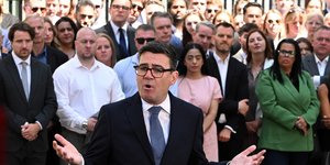 O Άντι Μπέρναμ έξω από την Ντάουνινγκ Στριτ/ Φωτογραφία AP