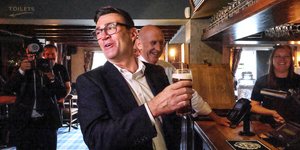 Ο Βρετανός πρωθυπουργός, Άντι Μπέρναμ πίνει μπύρα σε παμπ
