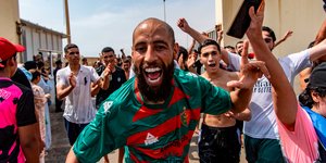 Εισβολή Μαροκινών μεταναστών στον ισπανικό θύλακο της Θέουτα