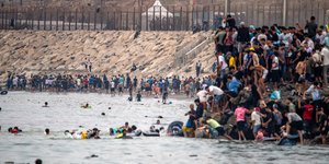 Εικόνες απόλυτου χάους στη Θέουτα της Ισπανίας με εισβολή χιλιάδων μεταναστών από το πέρασμα