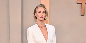 Ούτε κόκκινο ούτε λευκό: Η chic απόχρωση νυχιών της Σαρλίζ Θερόν και της Χέιλι Μπίμπερ για πιο μακριά δάχτυλα