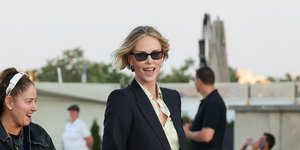 Σαρλίζ Θερόν: Το αποκαλυπτικό look με σατέν σορτς στο Παρίσι που έκλεψε τις εντυπώσεις