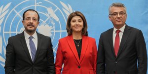 Η ειδική απεσταλμένη του γ.γ. του ΟΗΕ για το Κυπριακό, Μαρία-Άνχελα Ολγκίν, ανάμεσα στον Κύπριο πρόεδρο Νίκο Χριστοδουλίδη και τον ηγέτη των Τουρκοκυπρίων, Τουφάν Ερχουρμάν 