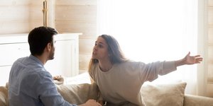 Γιατί τσακωνόμαστε περισσότερο όταν κάνει ζέστη, σύμφωνα με ψυχολόγο