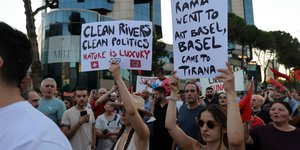 νέα, μαζική κινητοποίηση στα Τίρανα κατά του σχεδίου ανέγερσης τουριστικού συγκροτήματος που συνδέεται με την οικογένεια Τραμπ
