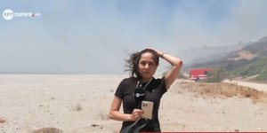 Ισχυρές ριπές ανέμου στο Ρέθυμνο έως και 125 χλμ/ώρα: Δημοσιογράφος δυσκολεύεται να σταθεί όρθια