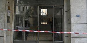 Η είσοδος της πολυκατοικίας που βρίσκεται το γραφείο του Στ. Γεωργίου 
