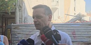 Ο Χάρης Δούκας στην πολυκατοικία που έπεσε στα Πετράλωνα