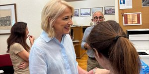 Το κέρασμα της Δούρου στους δημοσιογράφους