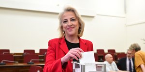Η Ρένα Δούρου ψηφίζει