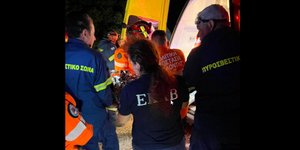 Φωτιά στη Σητεία: Η στιγμή που εθελοντές διασώστες μεταφέρουν τραυματισμένο πυροσβέστη