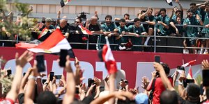 Οπαδοί αποθεώνουν τους παίκτες της εθνικής ομάδας της Αιγύπτου