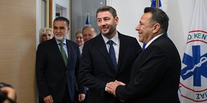 Επίσκεψη Ανδρουλάκη στο ΕΚΑΒ της Αθήνας: Για το ΠΑΣΟΚ είναι προτεραιότητα η αναγέννηση του ΕΣΥ