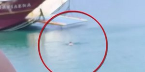 Η στιγμή που ο άνδρας πλησιάζει κολυμπώντας το πλοίο