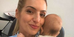 Η πιο τρυφερή «υπηρεσία» της ΕΛ.ΑΣ.: Αστυνομικός κράτησε μωρό για να εξυπηρετηθεί η μητέρα του