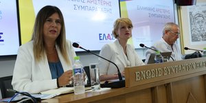 Η εκπρόσωπος της ΕΛΑΣ Θεώνη Κουφονικολάκου (στη μέση) και οι υπεύθυνοι του τομέα Παιδείας Ιωάννα Λαλιώτου και Παναγής Κασσιανός