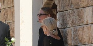 Η Έλενα Κατραβά αποχαιρετά τον Λορέντζο Καριέρε -Με ένα λευκό τριαντάφυλλο στο χέρι στην κηδεία του