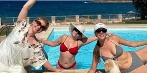 Η Ελένη Ράντου με κόκκινο μπικίνι και ψάθινο καπέλο απολαμβάνει τις καλακαιρινές διακοπές της