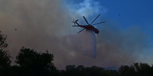 Ελικόπτερο κάνει ρίψη νερού στην πυρκαγιά στο Ποικίλο Όρος