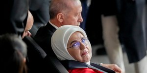 Σε πρώτο πλάνο η σύζυγος του Τούρκου προέδρου Εμινέ Ερντογάν και ο Ρετζέπ Ταγίπ Ερντογάν στο φόντο
