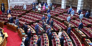 Ενός λεπτού σιγή στη Βουλή για τον θάνατο πυροσβεστών