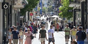 Άνθρωποι στην οδό Ερμού 
