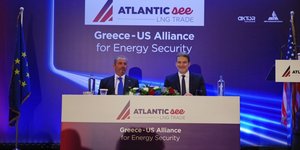Ο Διευθύνων Σύμβουλος της ATLANTIC SEE LNG TRADE και Πρόεδρος και Διευθύνων Σύμβουλος του Ομίλου AKTOR Αλέξανδρος Εξάρχου και ο πρόεδρος της ATLANTIC SEE LNG TRADE και Διευθύνων Σύμβουλος της ΔΕΠΑ Εμπορίας K. Ξιφαράς