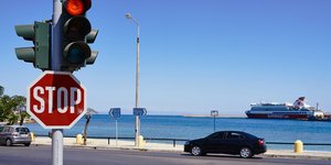 Φανάρι και πινακίδα Stop σε διασταύρωση 