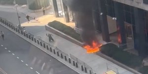 Η στιγμή που ο δράστης πετάει εκρηκτικό μηχανισμό μπροστά από κυβερνητικό κτίριο στη Νέα Υόρκη ενώ έχει βάλει φωτιά στην είσοδο